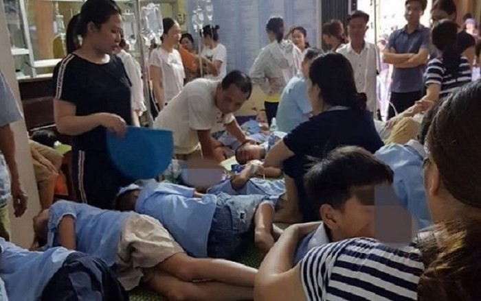 Ngày 5-10 vừa qua, hàng trăm học sinh trường Tiểu học Đinh Tiên Hoàng phải nhập viện vì ngộ độc thực phẩm