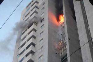 Hà Nội: Cháy tầng 10 chung cư ở Mỹ Đình, cảnh sát cứu thoát nhiều người