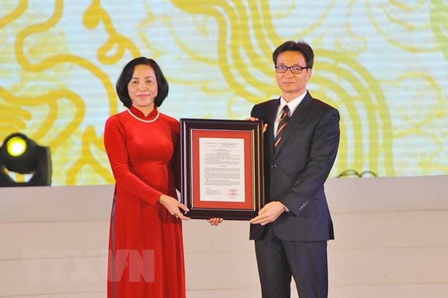 Phó Thủ tướng Vũ Đức Đam trao bằng công nhận cặp đôi Long Sàng tại đền Vua Đinh là bảo vật quốc gia cho bà Nguyễn Thị Thanh, Bí thư Tỉnh ủy Ninh Bình tại buổi lễ