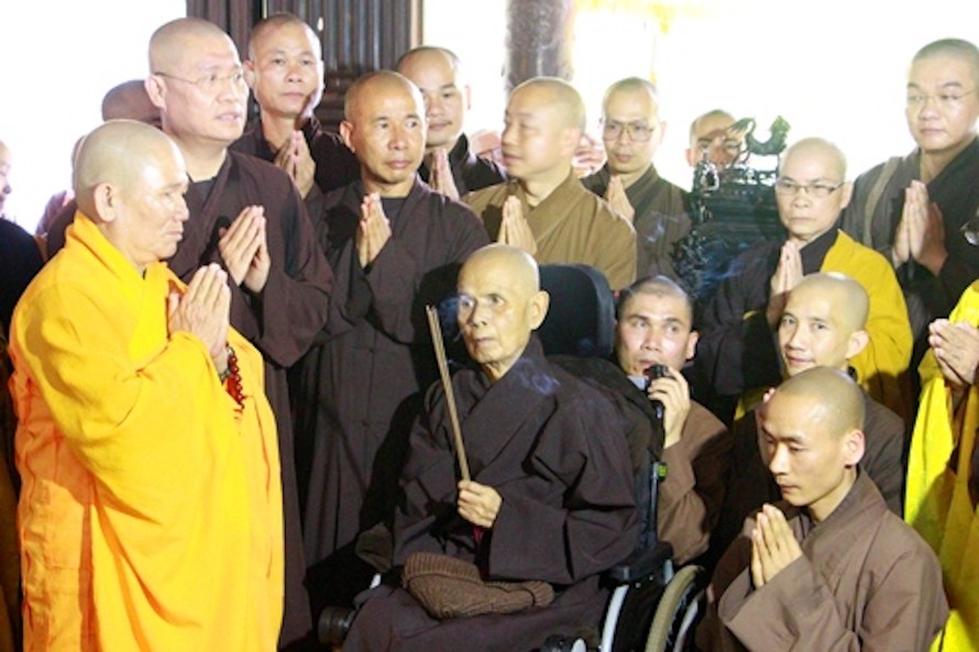 Thiền sư Thích Nhất Hạnh trước chánh điện chùa Từ Hiếu