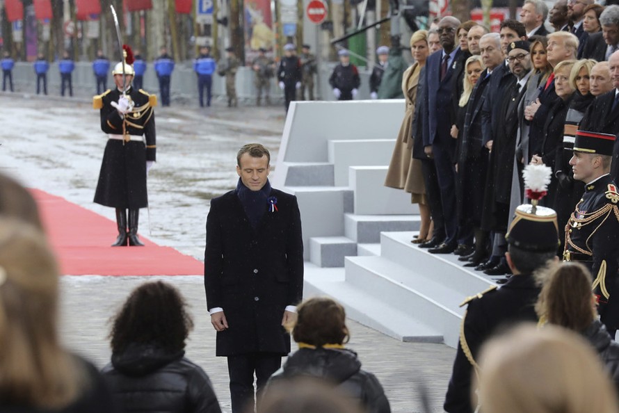 Tổng thống Pháp Emmanuel Macron tỏ lòng kính trọng với những chiến sĩ đã ngã xuống trong Thế chiến I tại Khải Hoàn Môn ở Paris nhân dịp kỷ niệm 100 năm kết thúc chiến tranh