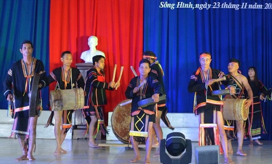 Một điệu múa truyền thống trong lễ cúng trưởng thành được tái hiện trên sân khấu. 