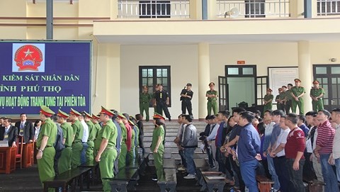 Phiên toà xét xử vụ án đánh bạc nghìn tỷ giai đoạn 1 có 92 bị cáo, trong đó có 2 cựu tướng công an là Phan Văn Vĩnh và Nguyễn Thanh Hóa.