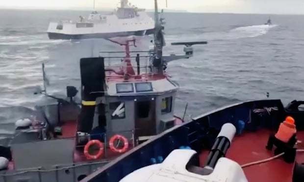 Ảnh chụp từ đoạn video được cho là cuộc đối đầu trên biển giữa Nga và Ukraina
