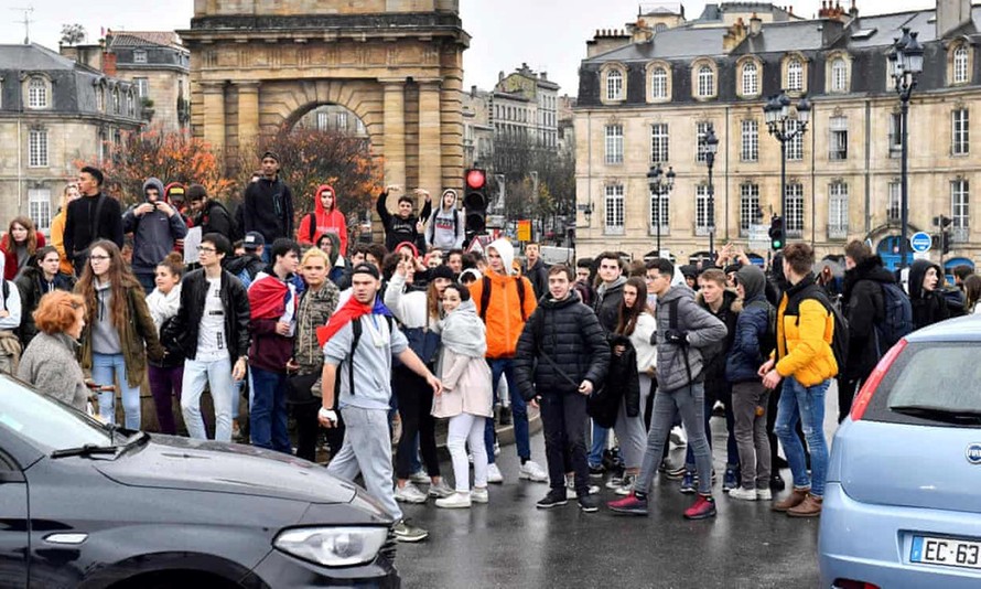 Học sinh trung học chặn đường để biểu tình phản đối cải cách giáo dục tại Bordeaux