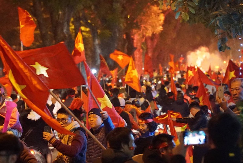 Người dân cả người đã đổ ra đường ăn mừng sau chức vô địch của đội tuyển Việt Nam 