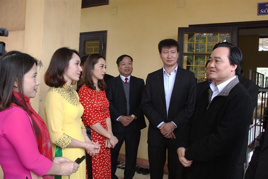 Bộ trưởng Phùng Xuân Nhạ thăm hỏi, chia sẻ với các giáo viên trường PTDTNT THCS Văn Yên, Yên Bái.