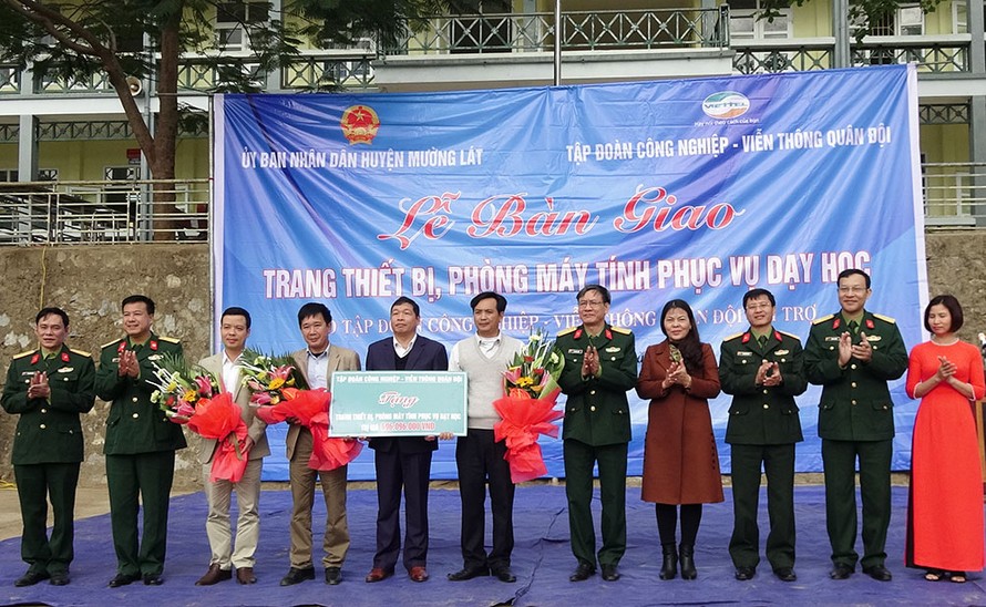 Tập đoàn Công nghiệp-Viễn thông Quân đội bàn giao 3 phòng máy tính và trang thiết bị cho các điểm trường ở huyện Bá Thước, Thanh Hóa