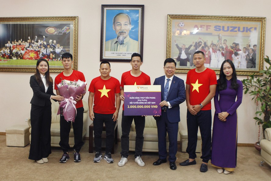 Đại diện TPBank, Tổng giám đốc Nguyễn Hưng trao thưởng 2 tỷ đồng cho đội tuyển tại trụ sở Liên đoàn bóng đá Việt Nam