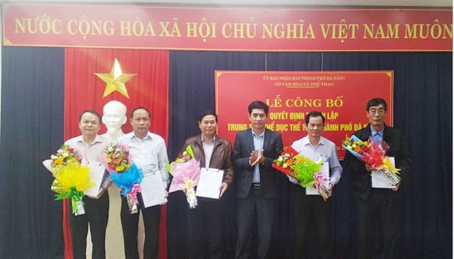 Ông Huỳnh Văn Hùng, Giám đốc Sở Văn hóa và Thể thao Đà Nẵng (thứ ba bên phải qua) trao Quyết định bổ nhiệm cán bộ lãnh đạo, quản lý Trung tâm Thể thao TP Đà Nẵng