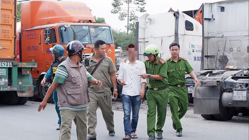 Lực lượng chức năng phường Trường Thọ thực hiện kiểm tra các tài xế container (ảnh: Đào Trang).