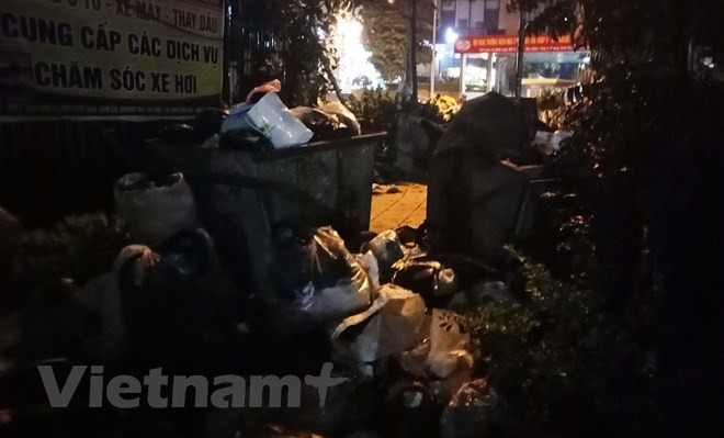Nhiều hầm chung cư 'ngập rác' do chặn xe vào khu xử lý rác Nam Sơn