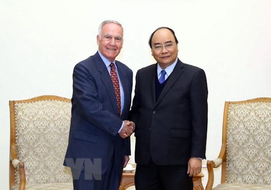 Thủ tướng Nguyễn Xuân Phúc tiếp ông Pete Peterson, cựu Đại sứ Hoa Kỳ tại Việt Nam. 