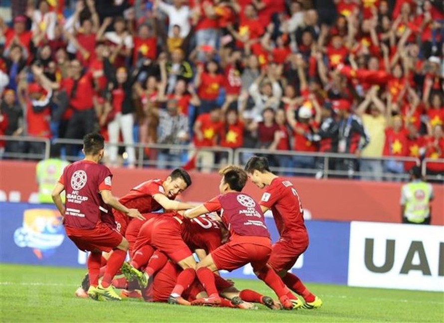 Các cầu thủ tuyển Việt Nam vỡ òa sau khi đội nhà vào tứ kết sau loạt đá 11 mét cân não với Jordan
