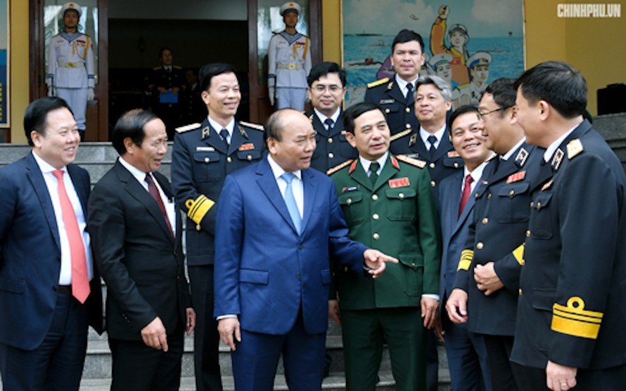 Thủ tướng trò chuyện cùng cán bộ Bộ Tư lệnh Hải quân