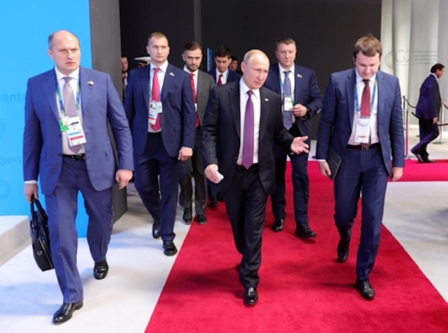 Tổng thống Nga Putin (giữa) tại Hội nghị G20