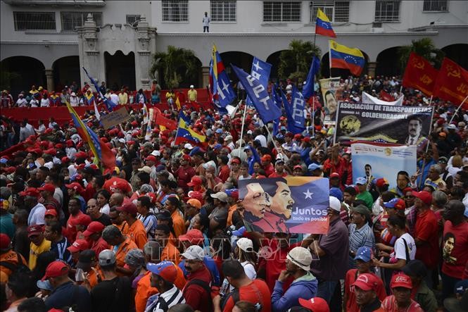 Người dân Venezuela tham gia tuần hành ủng hộ Chính phủ của Tổng thống Nicolas Maduro tại thủ đô Caracas ngày 23/1/2019. Ảnh: AFP/TTXVN
