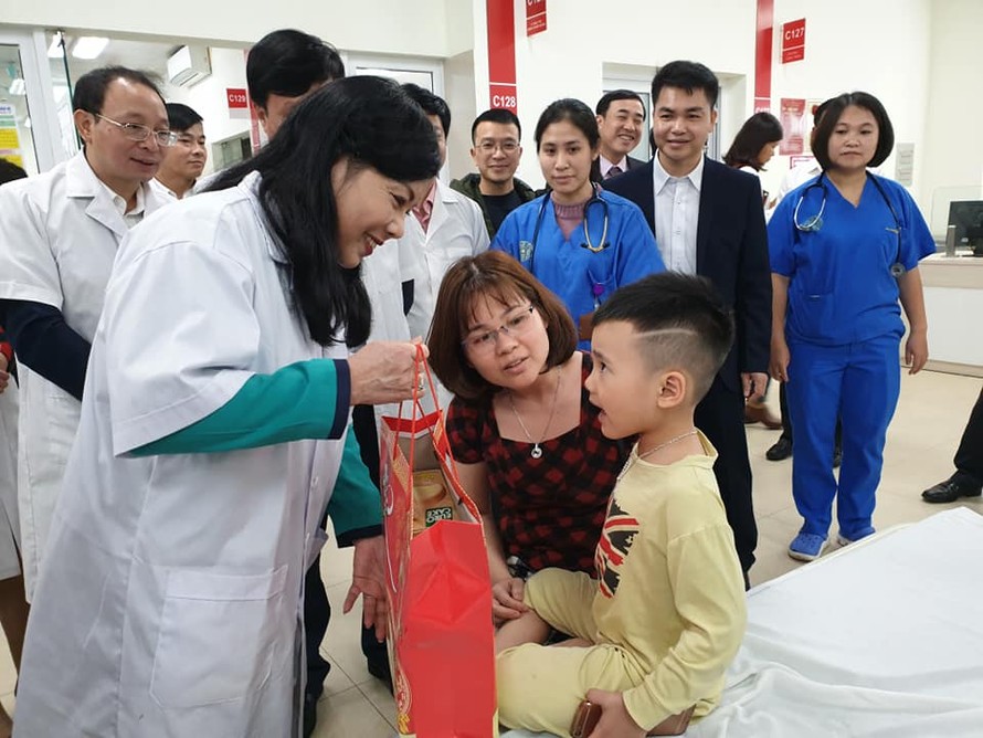 Bộ trưởng tặng quà bệnh nhân nhi tại Bệnh viện Thanh Nhàn