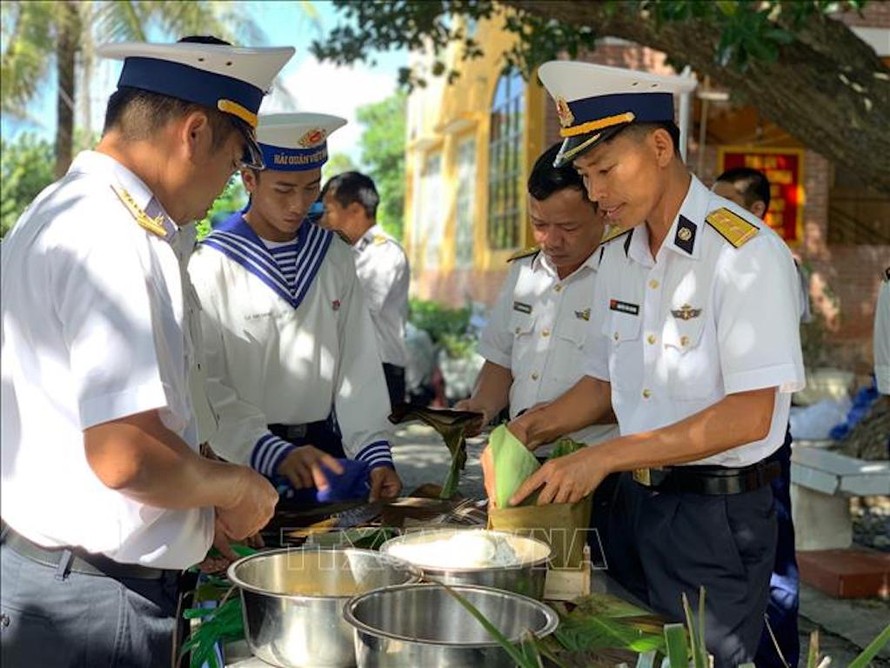 Cán bộ, chiến sĩ đảo Nam Yết gói bánh chưng xanh đón Xuân Kỷ Hợi 2019