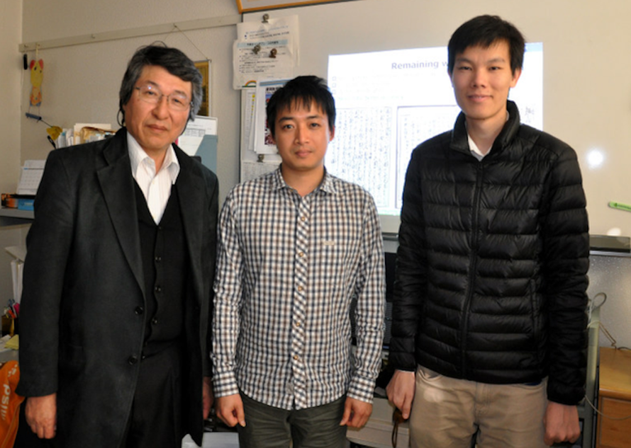 Giáo sư Masaki Nakagawa (trái, ngoài cùng) là người hướng dẫn của Lý Tuấn Nam và Nguyễn Công Kha tại ĐH Nông nghiệp và Công nghệ Tokyo, Nhật Bản.