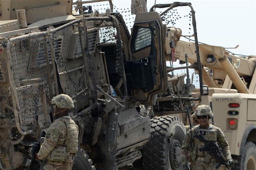 Binh sĩ Mỹ điều tra tại hiện trường một vụ đánh bom liều chết ở Jalalabad, Afghanistan, ngày 10/4/2015