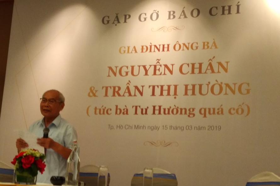 Ông Nguyễn Chấn chia sẻ thông tin với phóng viên báo chí 