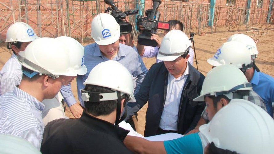 Thứ trưởng Bộ Xây dựng Lê Quang Hùng tiến hành kiểm tra hiện trường vụ sập tường làm 6 người chết tại công trình nhà xưởng của công ty Công ty TNHH Bo Hsing ở tỉnh Vĩnh Long