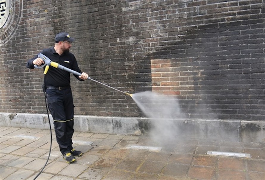 Chuyên gia Thorsten Marco Mowes thực hiện làm sạch bề mặt tường của cổng Ngọ Môn (Hoàng thành Huế)