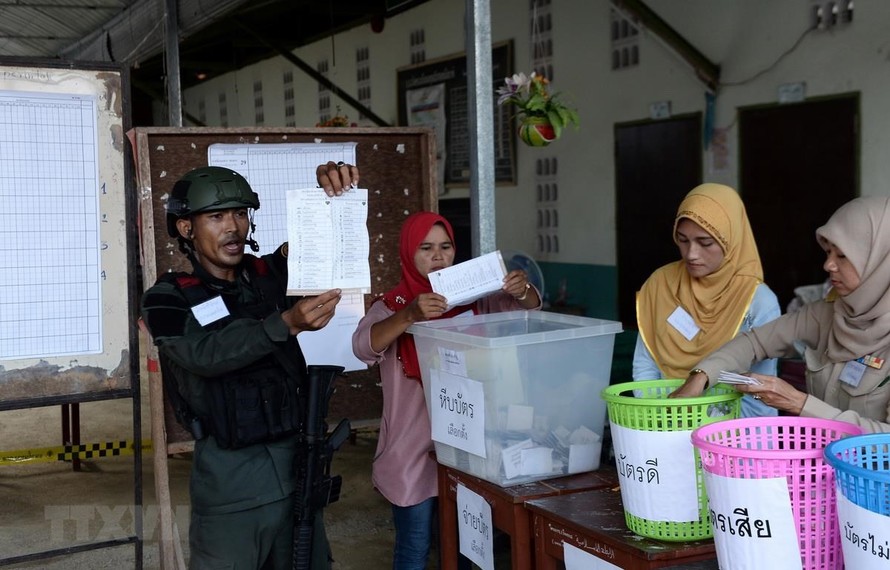 Nhân viên an ninh và nhân viên bầu cử Thái Lan kiểm kết quả bỏ phiếu tại một điểm bầu cử ở Narathiwat ngày 24/3