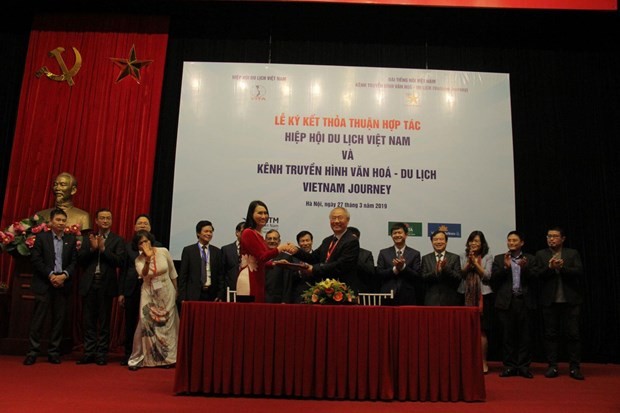 Đại diện Kênh Truyền hình Vietnam Journey và đại diện Hiệp hội Du lịch Việt Nam tại buổi lễ ký kết. (Ảnh: Vi Phong/Vietnam+)