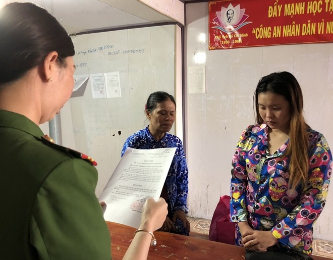 Cơ quan CSĐT Công an tỉnh Cà Mau đọc lệnh bắt bị can để tạm giam đối với Đào (bìa phải). 