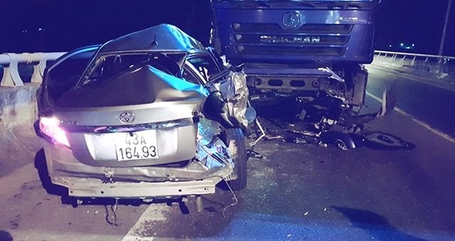 Chiếc xe ô tô con bị biến dạng hoàn toàn tại hiện trường vụ tai nạn thảm khốc khiến 5 người thương vong tại đường dẫn vào hầm Hải Vân.