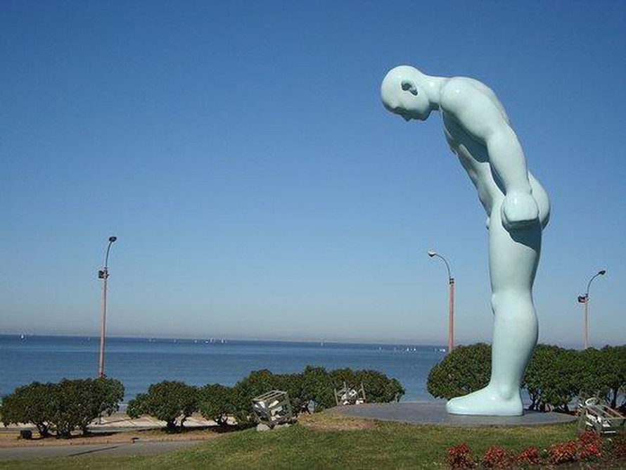 TP Huế tìm phương án hợp lý tiếp nhận bức tượng 'Người đàn ông cúi đầu' 