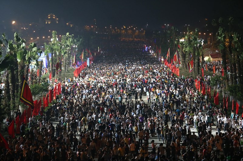 Chiều tối qua (9/3 âm lịch), Đền Hùng (Phú Thọ) đã đón hàng ngàn lượt khách khắp nơi về Giỗ Tổ.