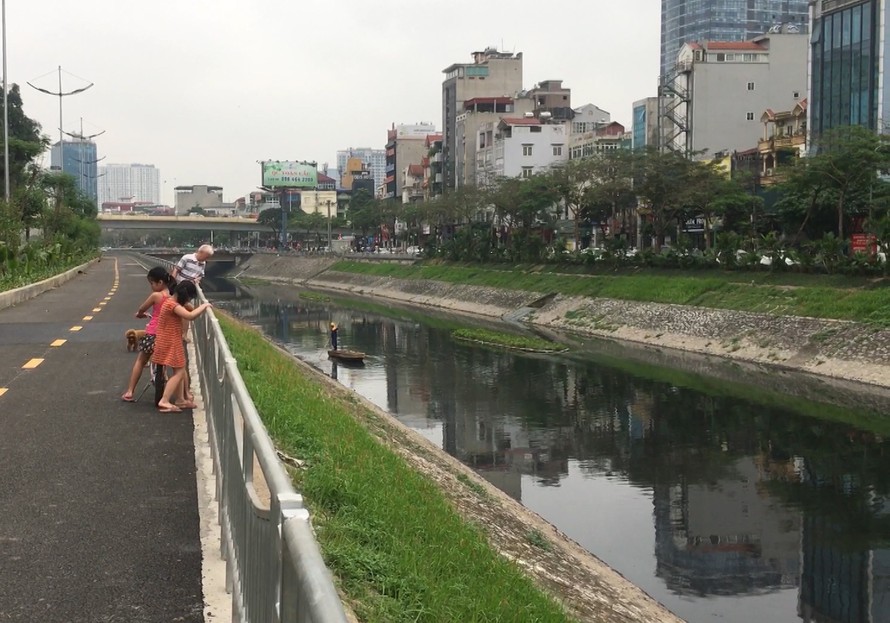 Nhiều chuyên gia cho rằng việc lấy nước sông Hồng để làm sạch sông Tô Lịch là không khả thi 