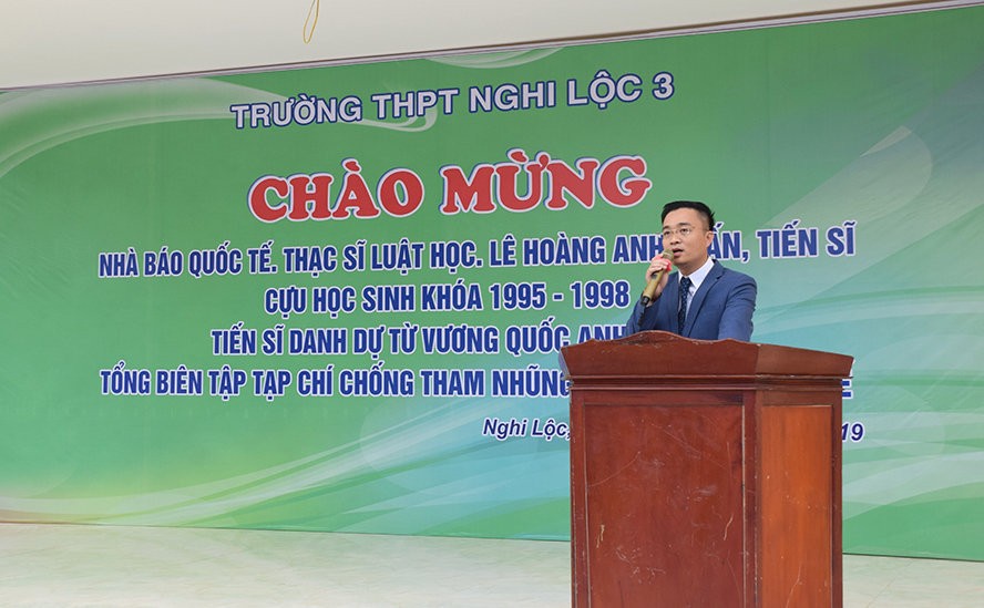 Ông Lê Hoàng Anh Tuấn nói chuyện với hơn 1.200 học sinh của trường THPT Nghi Lộc III (Nghệ An) trong buổi Chào mừng Cựu học sinh khóa 1995-1999 THPT Nghi Lộc III với tên gọi "Ngày trở về” hôm 27/2 vừa qua