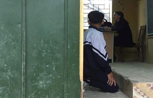 Học sinh bị cô giáo phạt quỳ ở Hà Nội. (Ảnh cắt từ clip)