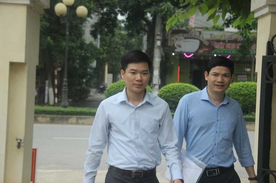 Bị cáo Hoàng Công Lương (trái) và ông Hoàng Công Tình đã có mặt để tham gia tố tụng theo giấy triệu tập của tòa án nhân dân tỉnh Hòa Bình.