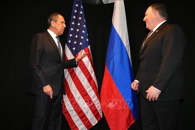 Ngoại trưởng Nga Sergei Lavrov (trái) và người đồng cấp Mỹ Mike Pompeo tại cuộc gặp ở Rovaniemi, Phần Lan ngày 6/5/2019. Ảnh: AFP/TTXVN