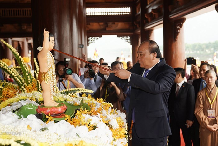 Thủ tướng Nguyễn Xuân Phúc thực hiện nghi thức tắm Phật