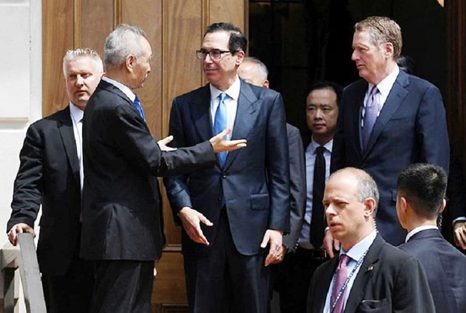 Phó Thủ tướng Trung Quốc Lưu Hạc cùng Bộ trưởng Tài chính Mỹ Steven Mnuchin và Đại diện Thương mại Mỹ Robert Lighthizer tại Washington hôm 10-5. Ảnh: Reuters.