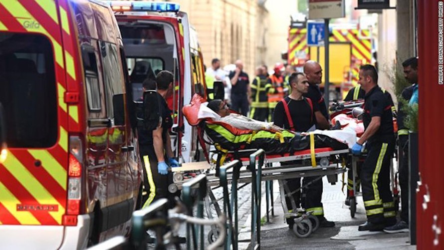 Nhân viên cứu hộ đưa nạn nhân vụ nổ lên xe cứu thương ở Lyon