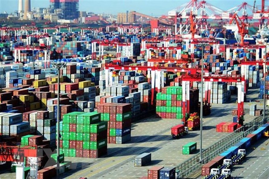 Hàng hóa được xếp tại cảng ở Thanh Đảo, Sơn Đông, Trung Quốc