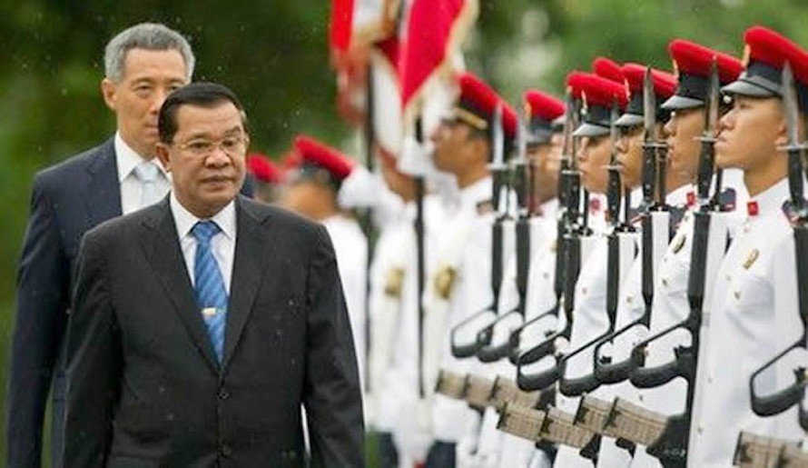 Thủ tướng Singapore Lý Hiển Long trong một lần đón tiếp người đồng cấp Campuchia Hun Sen đến nước này.