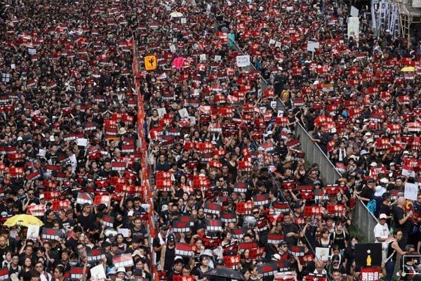 Hàng chục ngàn người mặc đồ đen tuần hành hôm 16/6. Ảnh: Reuters