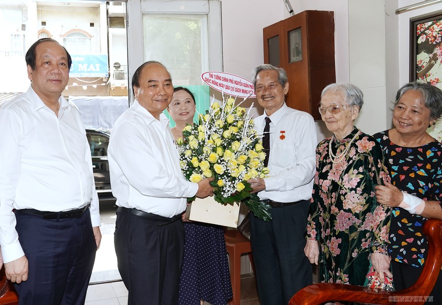 Thủ tướng Nguyễn Xuân Phúc thăm hỏi, tặng hoa nhà Nguyễn Trọng Xuất