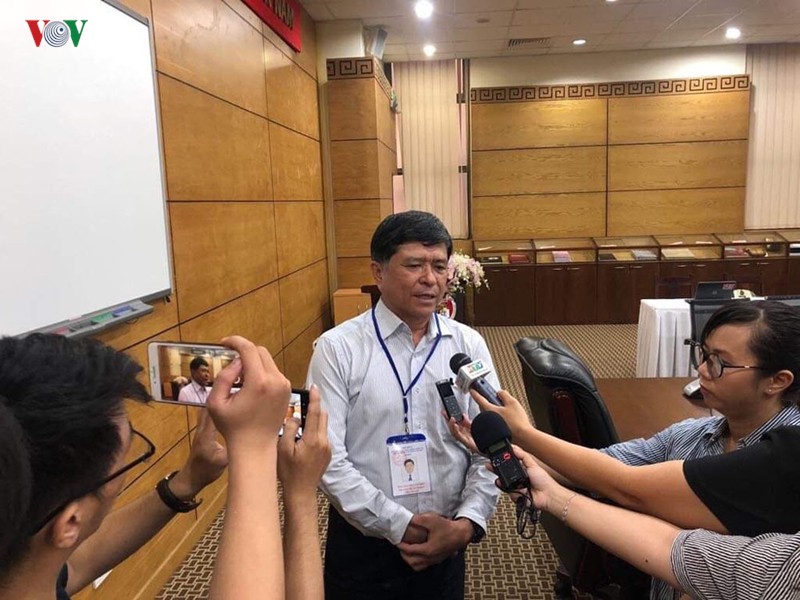 Ông Nguyễn Văn Hiếu, Phó Giám đốc Sở GD-ĐT TP.HCM trả lời báo chí về sự cố thiếu mã đề.