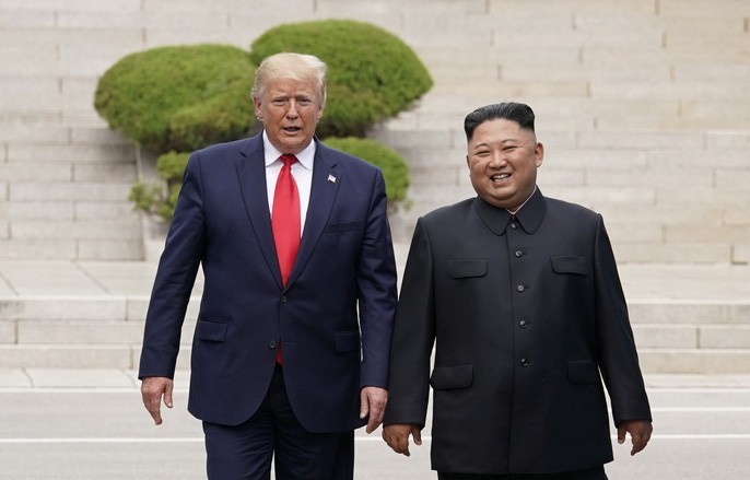Hình ảnh lịch sử khi Tổng thống Trump gặp ông Kim Jong-un tại Bàn Môn Điếm