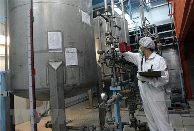 Kỹ thuật viên Iran kiểm tra các thiết bị tại cơ sở làm giàu urani Isfahan ở cách thủ đô Tehran 420km về phía Nam. (Nguồn: AFP/TTXVN)