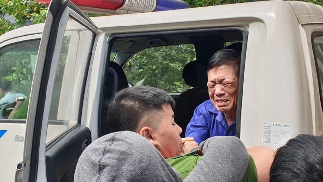 Bị cáo Nguyễn Kim Hưng bật khóc khi gặp lại người thân